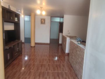 VENDO CASA DE DOS PISOS EN LA URB. EDUCADORES, PIURA