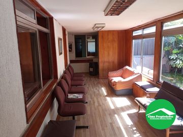 Amplia Clínica, amplias dependencias, recepciones y privados