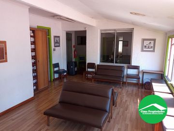 Amplia Clínica, amplias dependencias, recepciones y privados