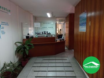 Amplia Clínica, amplias dependencias, recepciones y privados