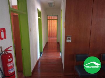Amplia Clínica, amplias dependencias, recepciones y privados