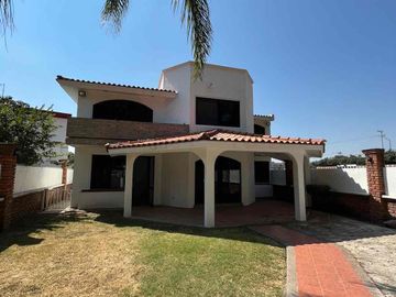 PASEO DE LOS NARANJOS 107
LOTE 63, MANZ. 1
FRACC. LOS NARANJOS, CLUB DE GOLF
LEÓN, GTO