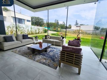 Vendo Casa Residencial dentro de Urbanizacion en Nayón