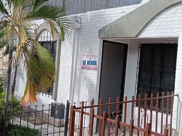 SE VENDE CASA DE UN PISO EN LA VILLA