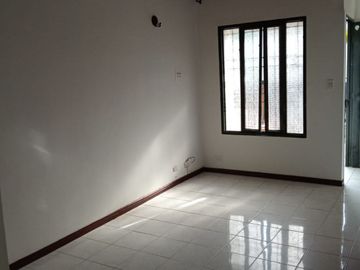 SE VENDE CASA DE UN PISO EN LA VILLA