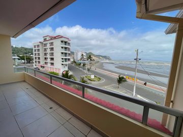 Casa grande frente al mar en Bahía  de Caráquez