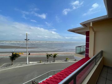 Casa grande frente al mar en Bahía  de Caráquez
