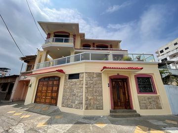Casa grande frente al mar en Bahía  de Caráquez