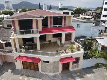 Casa grande frente al mar en Bahía  de Caráquez