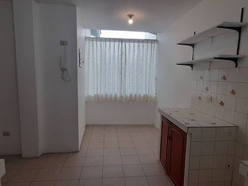 ¡Vendo casa espaciosa y segura en ubicación privilegiada!