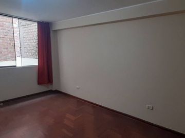 ¡Vendo casa espaciosa y segura en ubicación privilegiada!