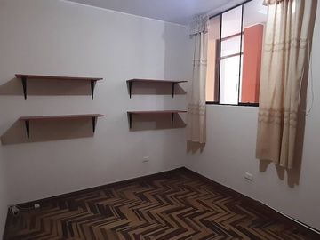 ¡Vendo casa espaciosa y segura en ubicación privilegiada!