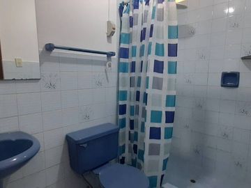 ¡Vendo casa espaciosa y segura en ubicación privilegiada!