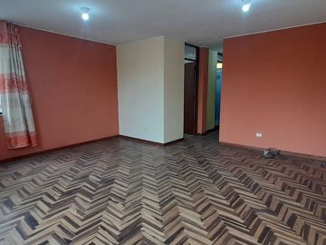 ¡Vendo casa espaciosa y segura en ubicación privilegiada!