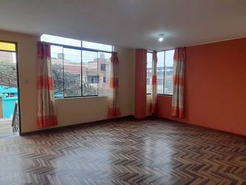 ¡Vendo casa espaciosa y segura en ubicación privilegiada!