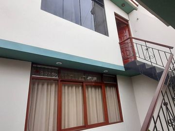 ¡Vendo casa espaciosa y segura en ubicación privilegiada!
