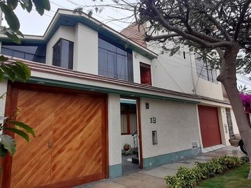 ¡Vendo casa espaciosa y segura en ubicación privilegiada!