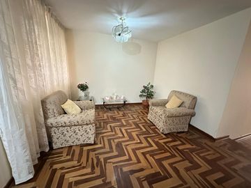¡Vendo casa espaciosa y segura en ubicación privilegiada!