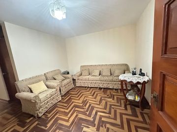 ¡Vendo casa espaciosa y segura en ubicación privilegiada!