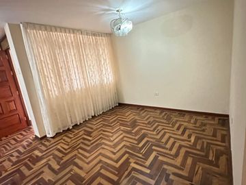 ¡Vendo casa espaciosa y segura en ubicación privilegiada!