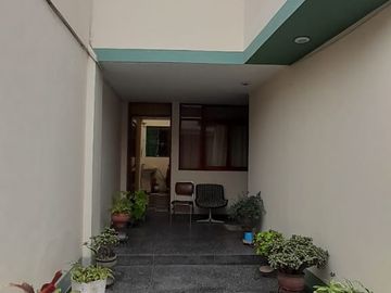 ¡Vendo casa espaciosa y segura en ubicación privilegiada!
