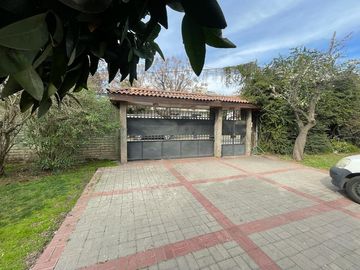 VENDO REBAJADA Casa Gran Terreno, 4 dormitorios. Maipu