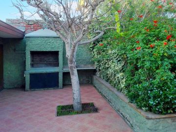 VENDO REBAJADA Casa Gran Terreno, 4 dormitorios. Maipu