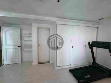 Spacious 1BR unit at Renaissance 3000 Tower B