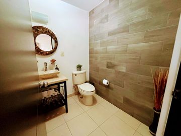 Casa Remodelada en Venta en Privanza del Condado – Frente a Área Verde