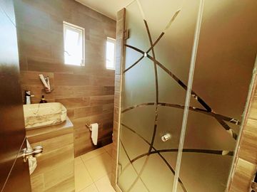 Casa Remodelada en Venta en Privanza del Condado – Frente a Área Verde