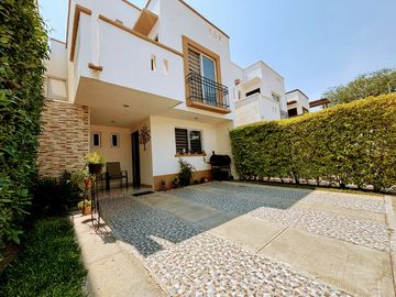 Casa Remodelada en Venta en Privanza del Condado – Frente a Área Verde