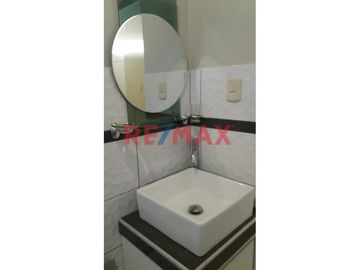 Venta De Moderna Casa De 4 Pisos - El Agustino