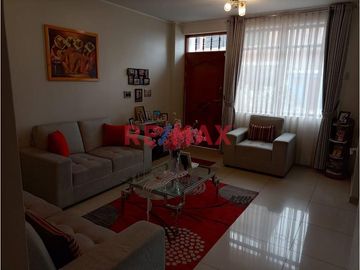 Venta De Moderna Casa De 4 Pisos - El Agustino