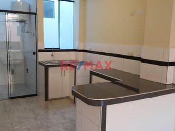 Venta De Moderna Casa De 4 Pisos - El Agustino