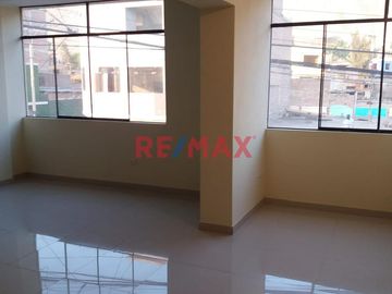 Venta De Moderna Casa De 4 Pisos - El Agustino