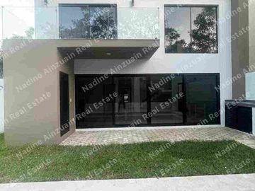 CASA EN VENTA CON ACABADOS DE LUJO EN VÍA CUMBRES CANCÚN.HUAYACAN, 3 RECÁMARAS, AMENIDADES.