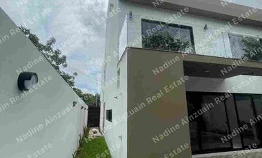 CASA EN VENTA CON ACABADOS DE LUJO EN VÍA CUMBRES CANCÚN.HUAYACAN, 3 RECÁMARAS, AMENIDADES.