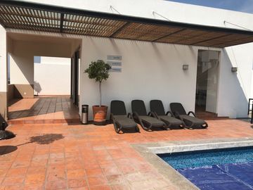 Casa moderna en venta con terraza, 2 recámaras, family room y amenidades en Corregidora