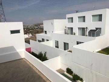 Casa moderna en venta con terraza, 2 recámaras, family room y amenidades en Corregidora