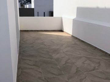 Casa moderna en venta con terraza, 2 recámaras, family room y amenidades en Corregidora