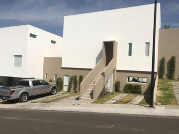 Casa moderna en venta con terraza, 2 recámaras, family room y amenidades en Corregidora