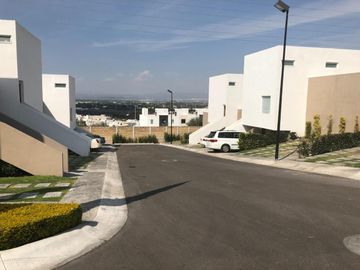 Casa moderna en venta con terraza, 2 recámaras, family room y amenidades en Corregidora