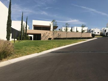 Casa moderna en venta con terraza, 2 recámaras, family room y amenidades en Corregidora