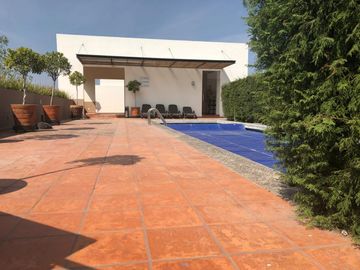 Casa moderna en venta con terraza, 2 recámaras, family room y amenidades en Corregidora