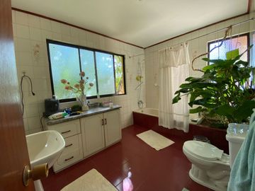 Se vende casa en Sector Residencial Jardin del Este en terreno de 3.300 M2 a pasos de calle Vicente Mendez comuna de Chillán