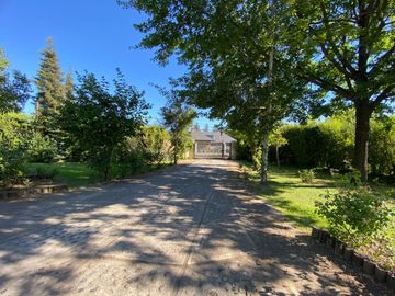 Se vende casa en Sector Residencial Jardin del Este en terreno de 3.300 M2 a pasos de calle Vicente Mendez comuna de Chillán