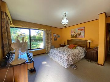 Se vende casa en Sector Residencial Jardin del Este en terreno de 3.300 M2 a pasos de calle Vicente Mendez comuna de Chillán