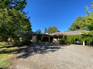 Se vende casa en Sector Residencial Jardin del Este en terreno de 3.300 M2 a pasos de calle Vicente Mendez comuna de Chillán
