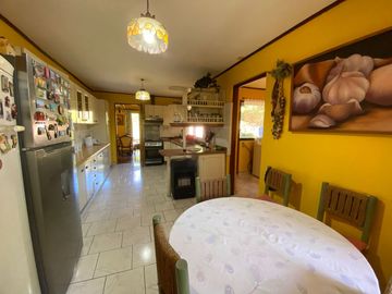 Se vende casa en Sector Residencial Jardin del Este en terreno de 3.300 M2 a pasos de calle Vicente Mendez comuna de Chillán