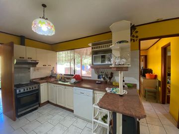 Se vende casa en Sector Residencial Jardin del Este en terreno de 3.300 M2 a pasos de calle Vicente Mendez comuna de Chillán